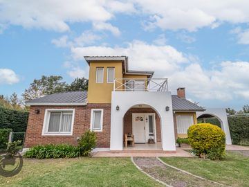 Casa en Barrio privado digna de ver luminosa, pileta, cocheras, 3dorm 5amb 2baños toilette lavadero