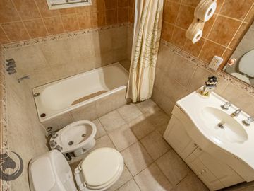 Casa en Barrio privado digna de ver luminosa, pileta, cocheras, 3dorm 5amb 2baños toilette lavadero