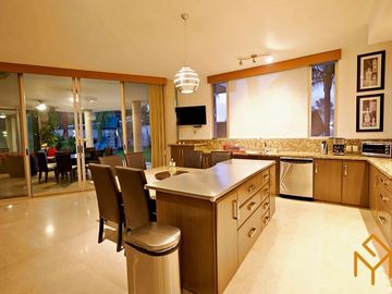 Casas en Venta en Zotogrande gran jardin y acabados de lujo.