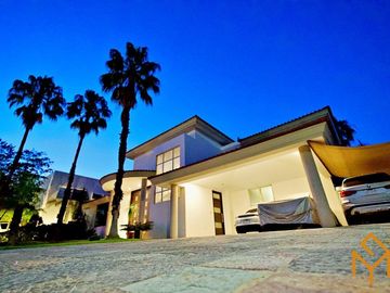 Casas en Venta en Zotogrande gran jardin y acabados de lujo.
