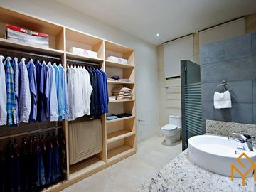 Casas en Venta en Zotogrande gran jardin y acabados de lujo.