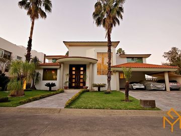 Casas en Venta en Zotogrande gran jardin y acabados de lujo.