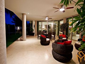 Casas en Venta en Zotogrande gran jardin y acabados de lujo.