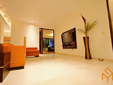 Casas en Venta en Zotogrande gran jardin y acabados de lujo.