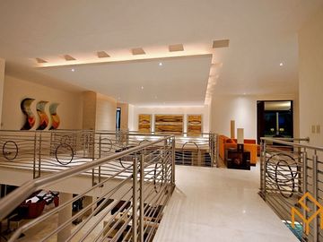 Casas en Venta en Zotogrande gran jardin y acabados de lujo.
