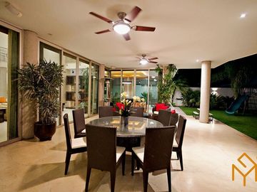 Casas en Venta en Zotogrande gran jardin y acabados de lujo.