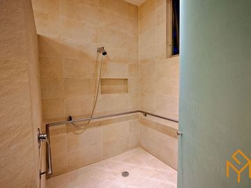 Casas en Venta en Zotogrande gran jardin y acabados de lujo.