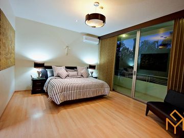 Casas en Venta en Zotogrande gran jardin y acabados de lujo.