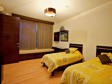 Casas en Venta en Zotogrande gran jardin y acabados de lujo.