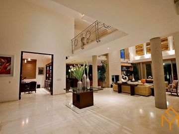 Casas en Venta en Zotogrande gran jardin y acabados de lujo.