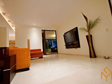Casas en Venta en Zotogrande gran jardin y acabados de lujo.