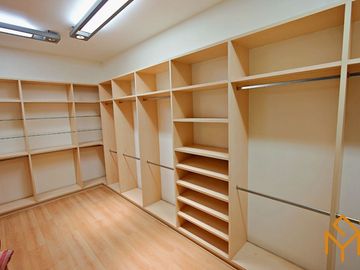 Casas en Venta en Zotogrande gran jardin y acabados de lujo.
