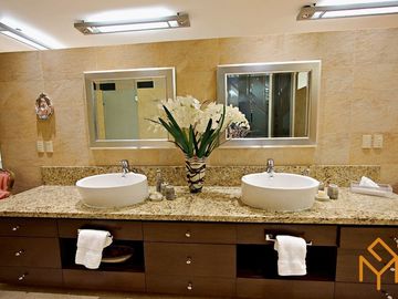 Casas en Venta en Zotogrande gran jardin y acabados de lujo.