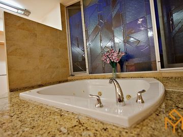 Casas en Venta en Zotogrande gran jardin y acabados de lujo.