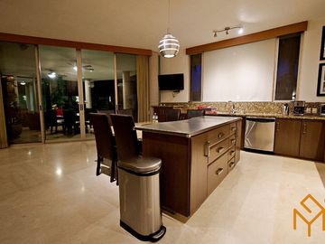 Casas en Venta en Zotogrande gran jardin y acabados de lujo.