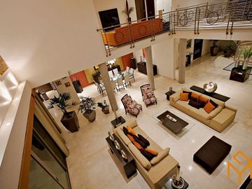 Casas en Venta en Zotogrande gran jardin y acabados de lujo.