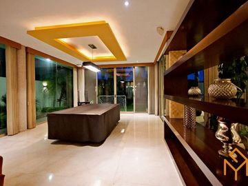 Casas en Venta en Zotogrande gran jardin y acabados de lujo.