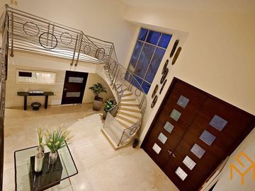 Casas en Venta en Zotogrande gran jardin y acabados de lujo.