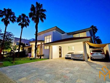 Casas en Venta en Zotogrande gran jardin y acabados de lujo.