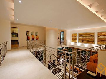 Casas en Venta en Zotogrande gran jardin y acabados de lujo.