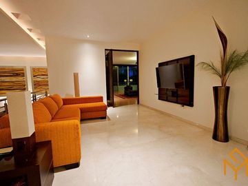 Casas en Venta en Zotogrande gran jardin y acabados de lujo.