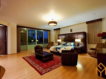 Casas en Venta en Zotogrande gran jardin y acabados de lujo.