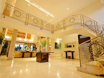 Casas en Venta en Zotogrande gran jardin y acabados de lujo.