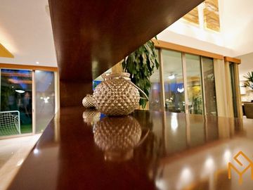Casas en Venta en Zotogrande gran jardin y acabados de lujo.