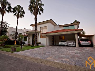 Casas en Venta en Zotogrande gran jardin y acabados de lujo.