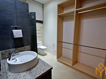 Casas en Venta en Zotogrande gran jardin y acabados de lujo.