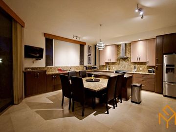 Casas en Venta en Zotogrande gran jardin y acabados de lujo.
