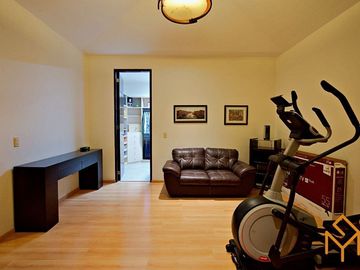 Casas en Venta en Zotogrande gran jardin y acabados de lujo.