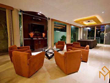 Casas en Venta en Zotogrande gran jardin y acabados de lujo.