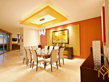Casas en Venta en Zotogrande gran jardin y acabados de lujo.