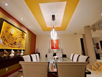 Casas en Venta en Zotogrande gran jardin y acabados de lujo.