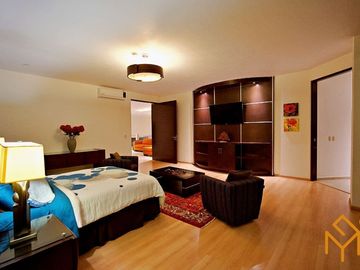 Casas en Venta en Zotogrande gran jardin y acabados de lujo.