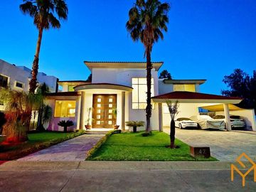Casas en Venta en Zotogrande gran jardin y acabados de lujo.