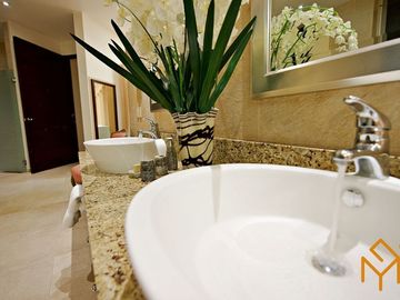 Casas en Venta en Zotogrande gran jardin y acabados de lujo.