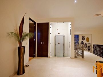Casas en Venta en Zotogrande gran jardin y acabados de lujo.