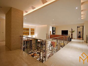 Casas en Venta en Zotogrande gran jardin y acabados de lujo.