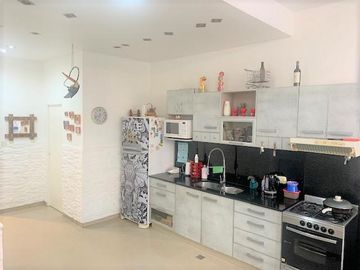 EXCEPC PH PB TIPO LOFT ESPECTAC JARDÍN  PARR IGUAL A ESTREN TOTALM RECICL C/POSIB CONSTRUCC DE MÁS AMBIENTES