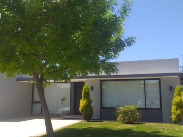 Casa en venta - alquiler Pileta - barrio La Horqueta de Echeverría
