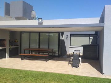 Casa en venta - alquiler Pileta - barrio La Horqueta de Echeverría