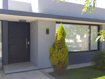 Casa en venta - alquiler Pileta - barrio La Horqueta de Echeverría