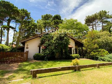 Venta - Casa de 5 ambientes en Pinamar - zona Golf Viejo