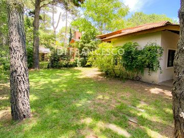 Venta - Casa de 5 ambientes en Pinamar - zona Golf Viejo