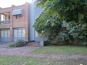 casa en venta en city bell. gonnet