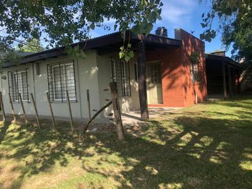 Casa en venta - 2 Dormitorios 1 Baño - Cocheras - 698Mts2 - Pipinas