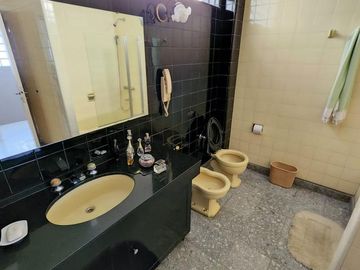 SOLIDA Y AMPLIA CASA DE 5 AMBIENTES EN VENTA CON JARDIN, PILETA Y TERRAZA. OLIVOS