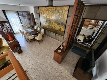 SOLIDA Y AMPLIA CASA DE 5 AMBIENTES EN VENTA CON JARDIN, PILETA Y TERRAZA. OLIVOS